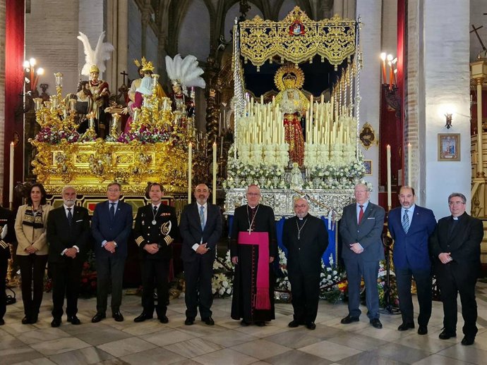 El arzobispo de Sevilla y el presidente del Puerto, entre otras autoridades, visitan a la Hermandad del Carmen Doloroso de la calle Feria.