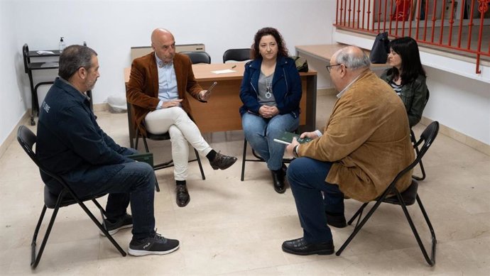 Hurtado (2 izda.), en la reunión con representantes sindicales del personal municipal.