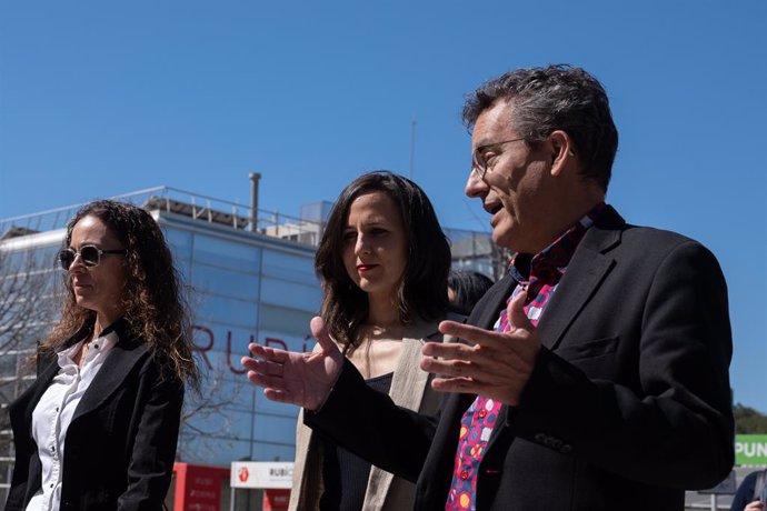 La ministra de Derechos Sociales y secretaria general de Podemos, Ione Belarra, junto con la secretaria de organización de Podem Catalunya, María Pozuelo, y el concejal de Medio Ambiente de Rubí Andrés Medrano.