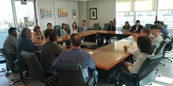 El conseller de Educación, Martí March, recibe a los ocho alumnos de FP que hacen prácticas en su Conselleria