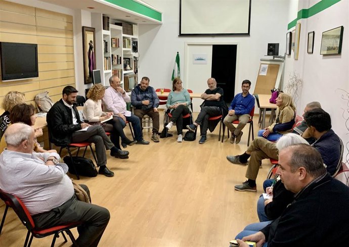 Reunión de Hornillo y Sánchez con asociaciones vecinales del Distrito Macarena.