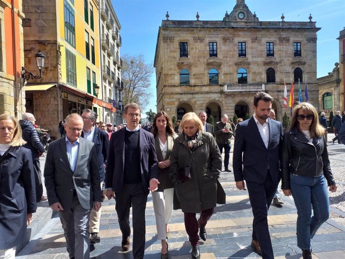 El presidente del PP nacional, Alberto Núñez Feijóo, durante su visita a Gijón, acompañado de otros representantes asturianos del partido, como el candidtao a la Presidencia del Principado de Asturias, Diego Canga