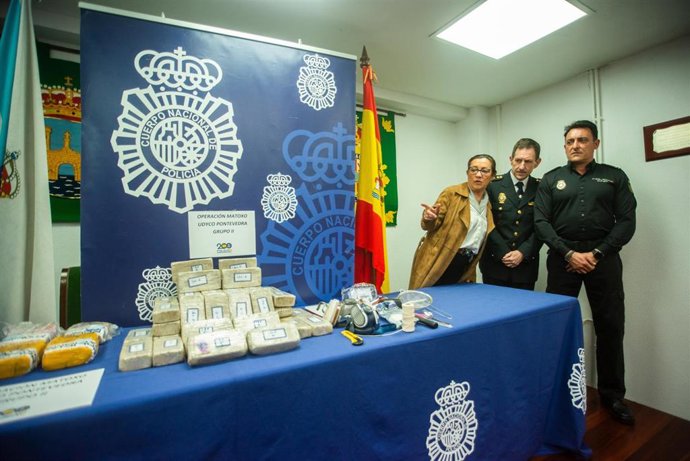 (I-D) La subdelegada del Gobierno en Pontevedra, Maica Larriba; el comisario Juan José Díaz y el inspector jefe de la Udyco, José Abreu, posan al lado de la droga incautada por la Policía Nacional en la operación Matoxo'.