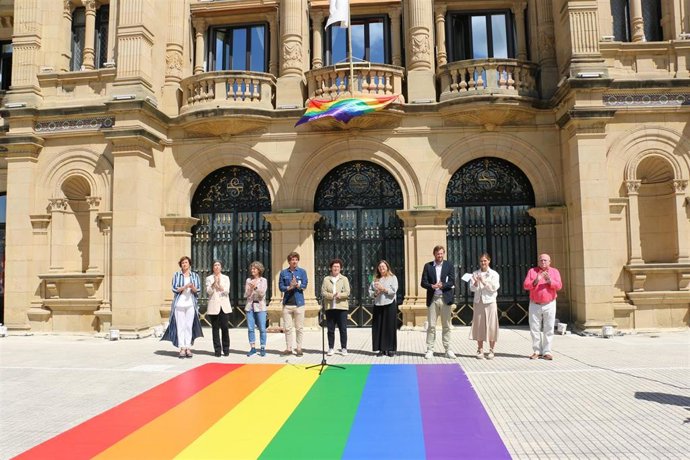 Archivo - El Ayuntamiento de San Sebastián en una celebración del Día Internacional del Orgullo LGTBI+