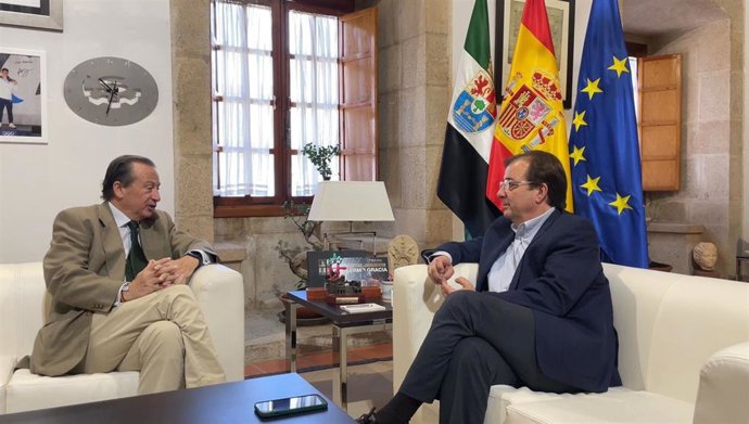 El presidente de la Junta, Guillermo Fernández Vara, mantiene un encuentro en la sede de Presidencia con el presidente de Cs Extremadura, Fernando Baselga