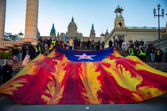 Archivo - Una bandera de la estelada gigante durante la manifestación Aquí no s'ha acabat res' contra la Cumbre Hispano-Francesa, a 19 de enero de 2023, en Barcelona, Catalunya (España). El independentismo catalán se manifiesta en una protesta unitaria