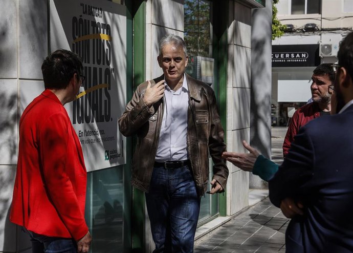 El vicepresidente segundo y consejero de Vivienda y Arquitectura Bioclimática de la Generalitat Valenciana, Héctor Illueca, a su llegada a una rueda de prensa, en la Societat Coral El Micalet.