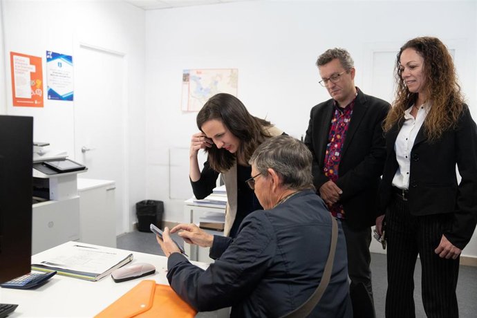 La ministra de Derechos Sociales, Ione Belarra; el alcaldable de Rubí, Andrés Medrano, y la secretaria de organización de Podem Catalunya, María Pozuelo, en la Oficina municipal de Derechos Energéticos de Rubí