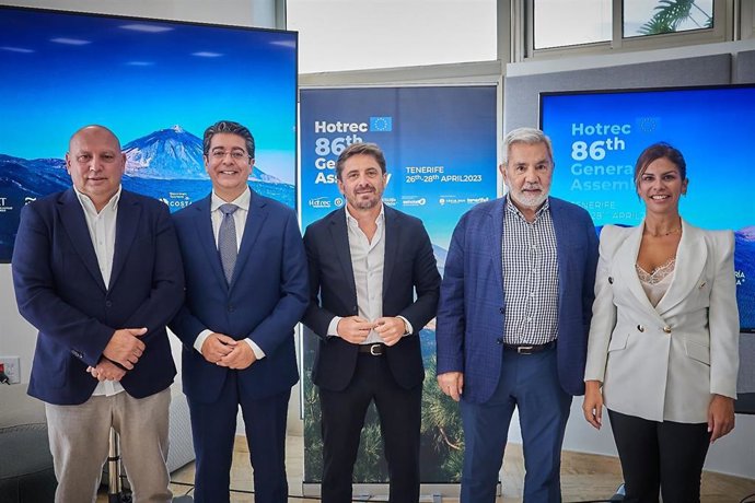 El concejal de Turismo de Adeje, Adolfo Alonso, el presidente del Cabildo de Teneirfe, Pedro Martín, el presidente de Ashotel, Jorge Marichal, el alcalde de Adeje, José Miguel Rodríguez Fraga y la directora insular de Turismo, Laura Castro