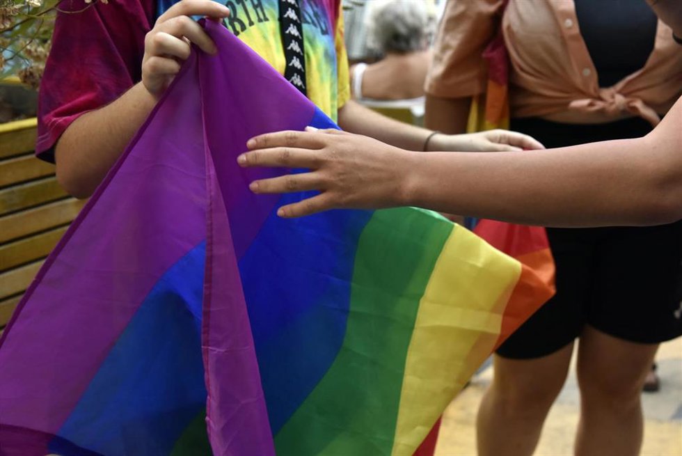 Archivo - Dos chicos sostienen la bandera LGTBI.