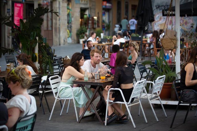Archivo - Varias personas sentadas en bares en la plaza dels ngels del Raval, a 4 de agosto de 2022, en Barcelona, Cataluña (España). El Ayuntamiento de Barcelona ha avanzado una hora el cierre de restaurantes, venta alimentaria y terrazas en la calle 