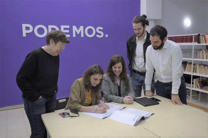 La coordinadora autonómica de Podemos Baleares y candidata a la presidencia del Govern, Antnia Jover, la candidata a la alcaldía de Palma, Lucía Muñoz, y la portavoz adjunta parlamentaria, Esperana Sans, junto a miembros del Consejo de la Juventud.