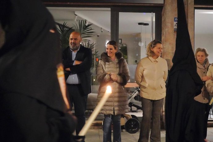 El presidente del PP de Palma, Jaime Martínez, y la presidenta del PP de Baleares, Marga Prohens, presencian una procesión de Semana Santa.