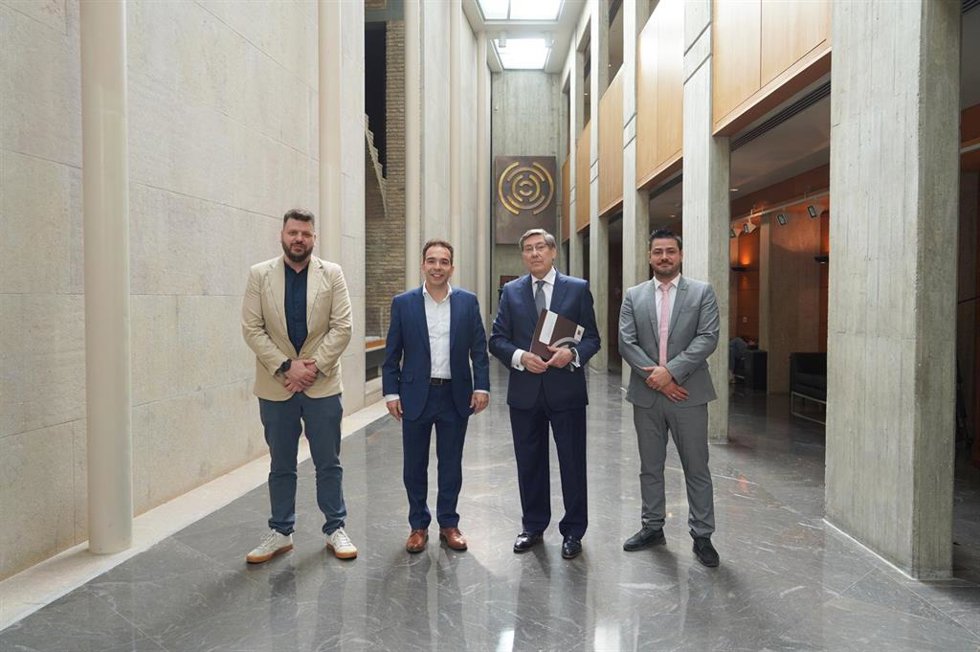 El vicepresidente del Gobierno de Aragón y Consejero de Industria, Arturo Aliaga, con representantes de Open Games Builders