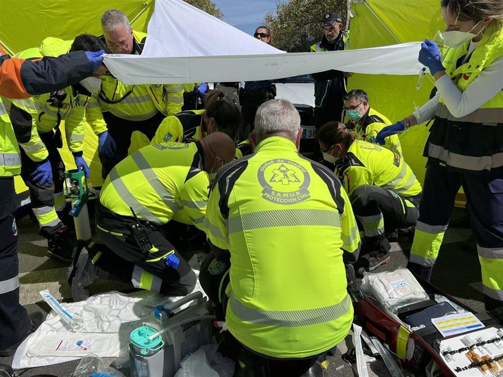 Sanitarios de Samur-Protección Civil atienden a la mujer atropellada.