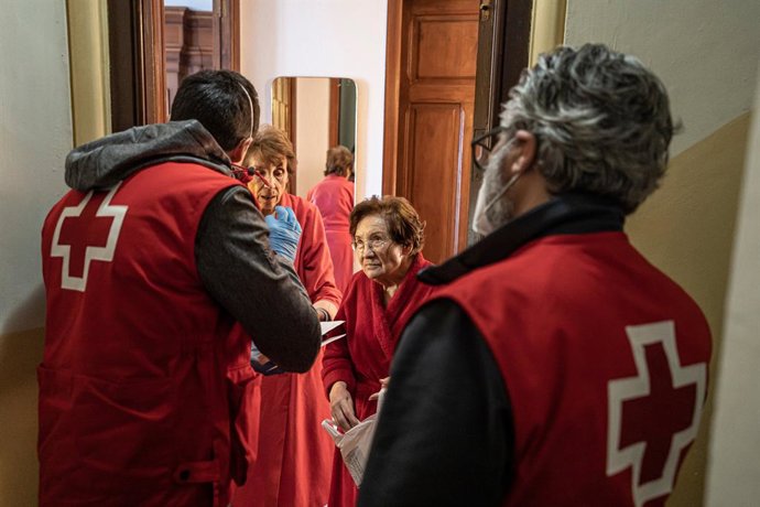 Archivo - Voluntaris de la Creu Roja