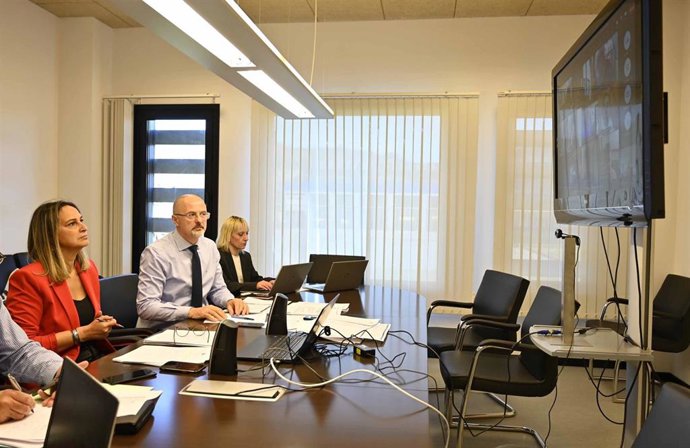 La Consejera De Presidencia, Rita Camblor, En La Sede Del Servicio De Emergencias Del Principado (Sepa), Durante La Reunión Por Videoconferencia  Con Alcaldes Y Alcaldesas De Consejos Afectados Por Los Incendios. Junto A La Consejera, El Gerente Del Sepa