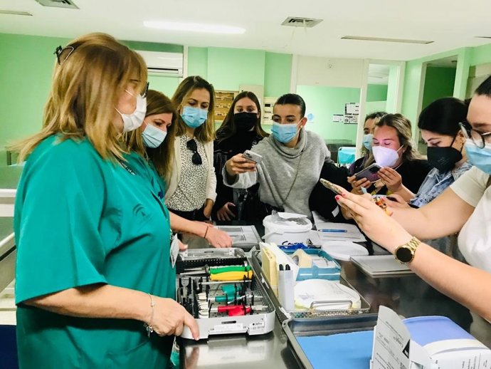 Más de 40 estudiantes de Enfermería aprenden en el Hospital de Puerto Real la importancia de la esterilización