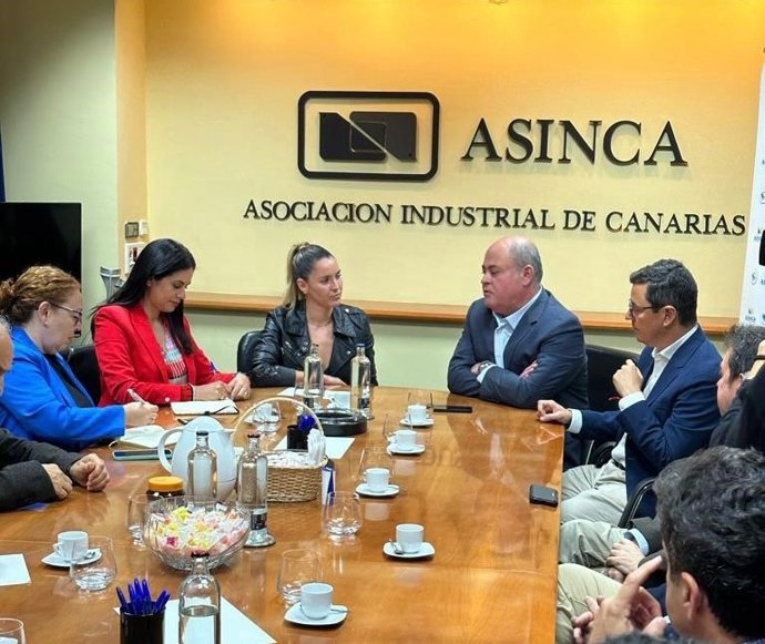 Reunión de María Fernández, Pablo Rodríguez y Vidina Espino con ASINCA