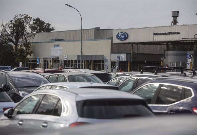 Archivo - Un trabajador accede a la entrada de la factoría de Ford España, en Almussafes 