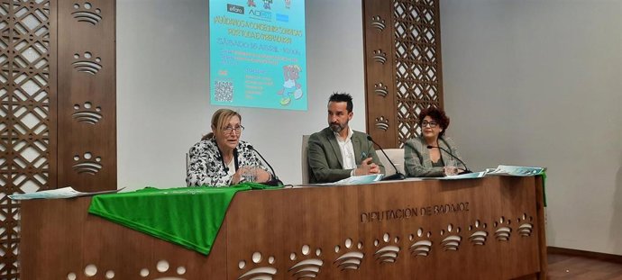 La presidenta de AOEx, Isabel Rolán, interviene en la presentación de la III Marcha Solidaria de la Residencia Universitaria Hernán Cortés con la asociación.