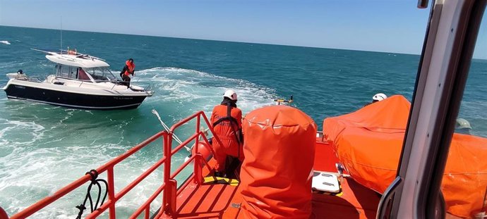 Salvamar Suhail remolca una embarcación pequeña que iba a la deriva con dos tripulantes frente a la costa de Rota