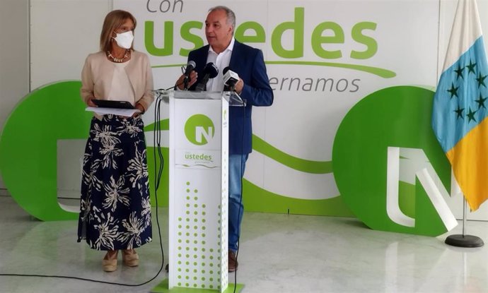 El portavoz parlamentario y la portavoz económica de Nueva Canarias (NC) en el Parlamento canario, Luis Campos y Esther González, en rueda de prensa