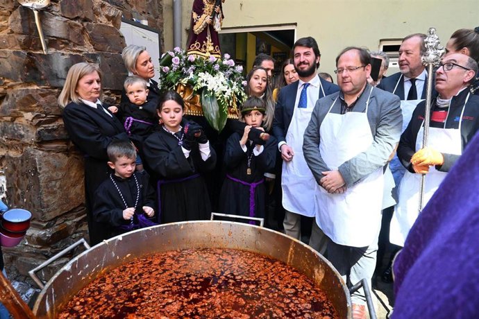 García-Gallardo se suma en La Bañeza (León) a la tradición del Santo Potajero.