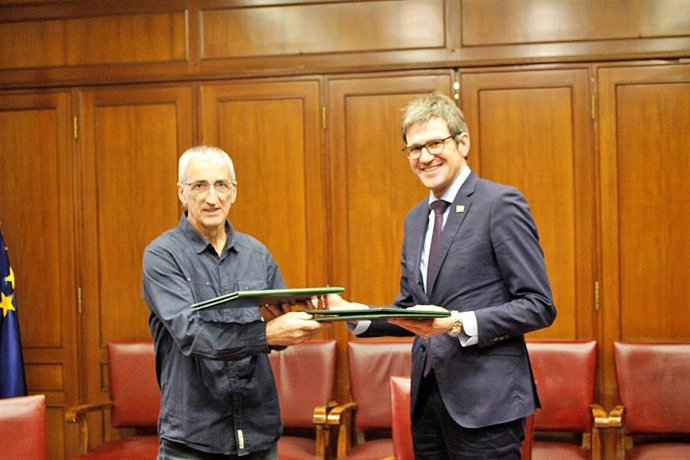 El alcalde, Gorka Urtaran, ha participado en la firma del acuerdo junto a representantes de la asociación