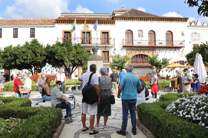 Archivo - Turistas en una plaza de Marbella
