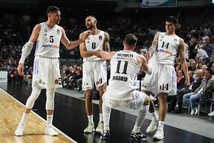 Rudy, Hanga y Deck levantan a Hezonja durante un partido del Real Madrid