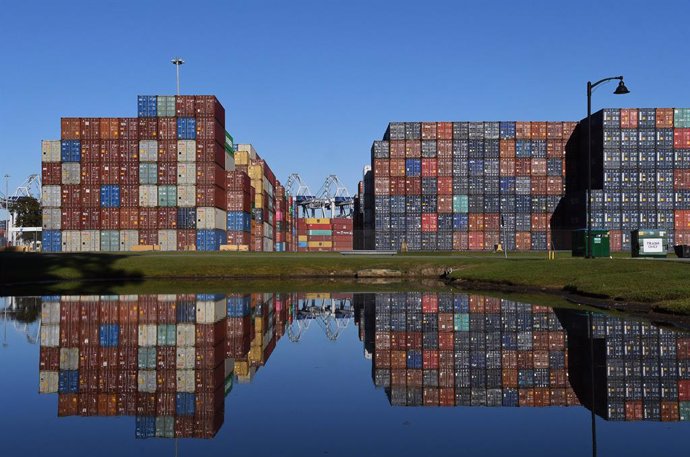 Archivo - 23 October 2021, US, Savannah: Shipping containers are seen reflected in a pond at the Port of Savannah in Georgia. The supply chain crisis has created a backlog of nearly 80,000 shipping containers at this port, the third-largest container po