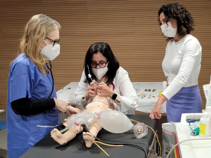 Profesionales sanitarios del Área de Gestión Sanitaria Campo de Gibraltar Este participan en un curso sobre reanimación cardiopulmonar pediátrica y neonatal