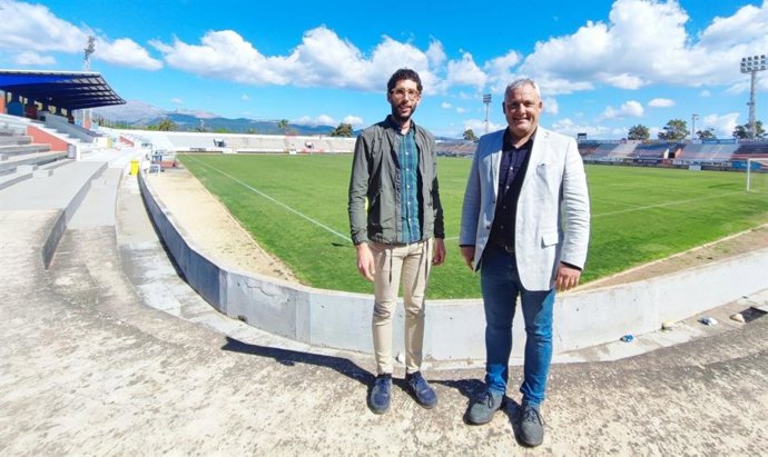 Antoni Simó y Jaume Alzamora, en el campo de fútbol de Sa Pobla.