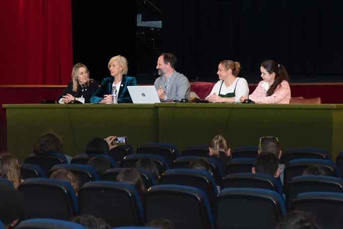 La Consejera De Educación Y Formación Profesional, Marina Lombó, Clausura La XVIII Semana Cultural Y Del Medio Ambiente Del IES Marqués De Santillana