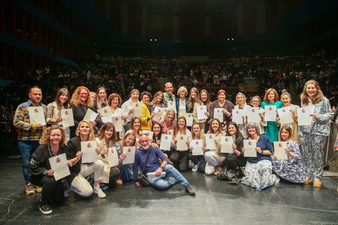 La consejera de Educación, Marina Lombó, entrega a cerca de 1.000 nuevos docentes sus títulos de funcionarios de carrera