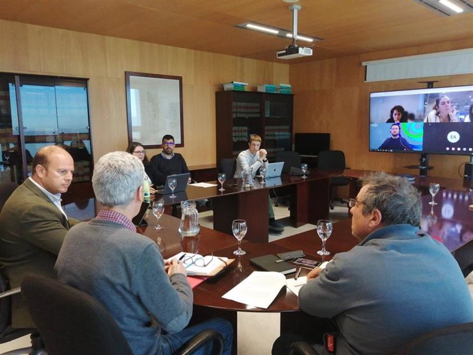 El delegado territorial de Sostenibilidad  en Cádiz asiste a la comisión anual de promotores eólicos y la Fundación Migres