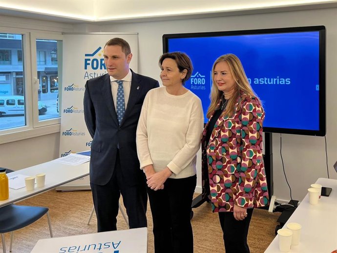 El secretario general de Foro Asturias, Adrián Pumares, la presidenta del partido, Carmen Moriyón, y la número dos de la candidatura autonómica, Emilia Calvo.