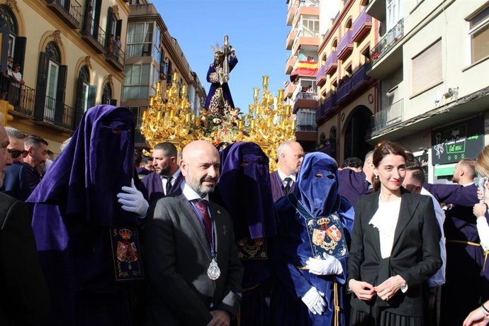 La ministra de Justicia, Pilar Llop, y el subdelegado de Gobierno en Málaga, Javier Salas, en la salida procesional de Jesús El Rico en la Semana Santa malagueña.