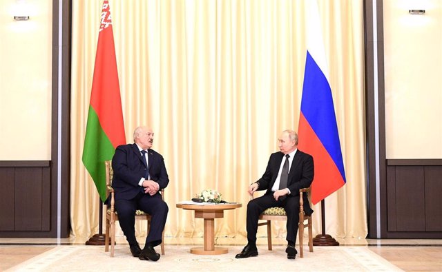 Archivo - El presidente de Bielorrusia, Alexander Lukashenko, y su homólogo ruso, Vladimir Putin