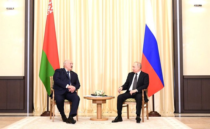 Archivo - HANDOUT - 17 February 2023, Russia, Moscow: Russian President Vladimir Putin (R)receives President of Belarus Alexander Lukashenko. Photo: Vladimir Astapkovich/The Kremlin/dpa - ATTENTION: editorial use only and only if the credit mentioned a