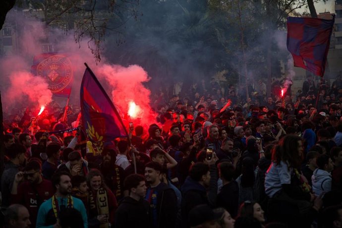 Personas concentradas en Jardins de can Bacardí, cerca del Camp Nou