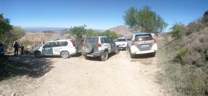 Rescatan a los cuatro ocupantes de un vehículo en riesgo de caer por un terraplén en Albanchez de Mágina