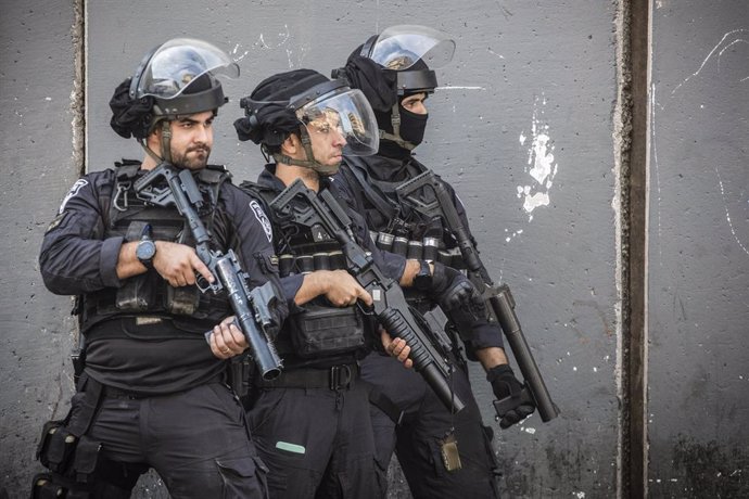 Archivo - 12 October 2022, Israel, Jerusalem: Israeli Security forces take position during clashes with Palestinian youth at Shuafat refugee camp. Israel Defense Forces and border police are searching for the suspected gunman behind the shooting attack 