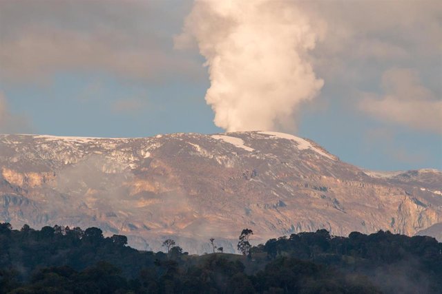 Archivo - El volcán Nevado del Ruiz en Tolima, Colombia, durante una pequeña erupción en 2017