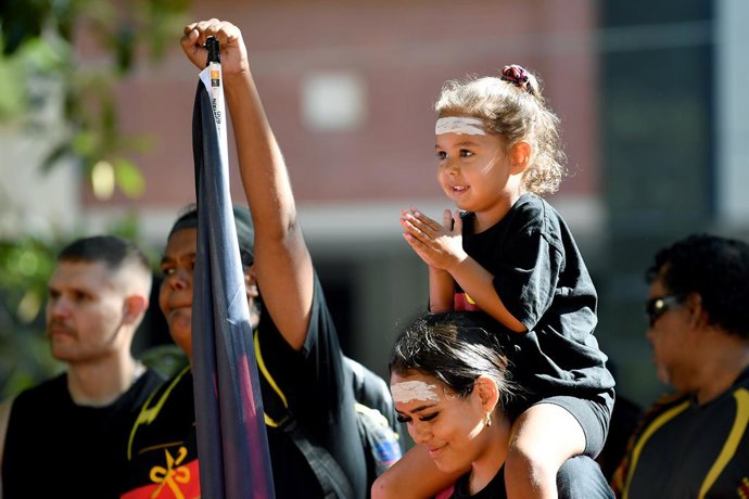 Archivo - Protestors dress in the colours of the Aboriginal Flag during an Invasion Day rally in Sydney, Thursday, January 26, 2023. (AAP Image/Bianca De Marchi) NO ARCHIVING