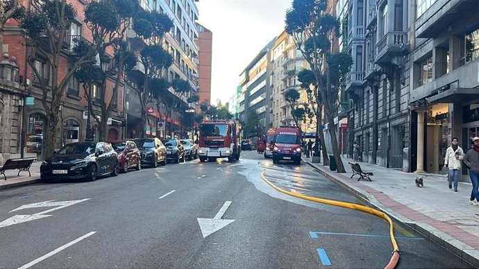 Bomberos trabajando en el incendio de un garaje en la calle Cervantes de Oviedo.