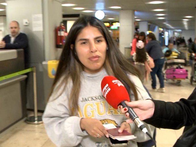 ISA PANTOJA EN EL AEROPUERTO DE MADRID