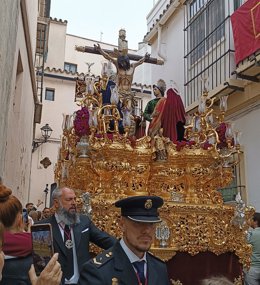 Hermandad del Cristo del Amor en su salida procesional del Martes Santo desde San Juan, en Jerez de la Frontera (Cádiz)