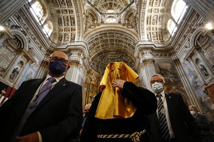 Archivo - Un preso, vestido de cortejo,  es liberado por la Hermandad de La Soledad de San Jerónimo y Descendimiento de Jesús como viene siendo tradición cada Semana Santa, en 2021, aún con restricciones por el coronavirus